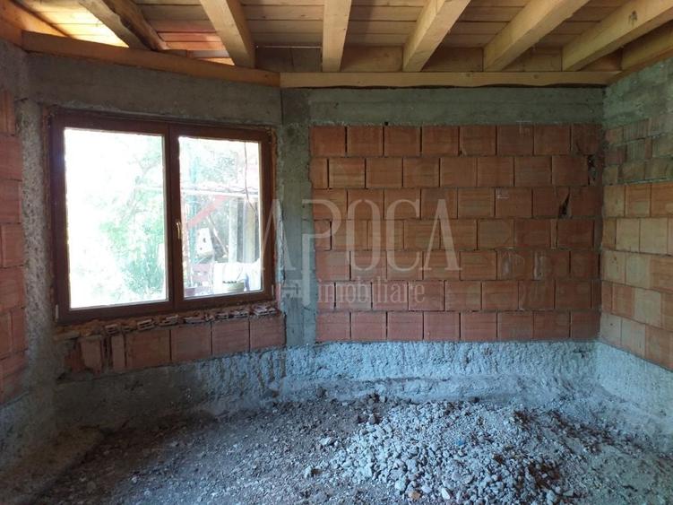 Casă individuală cu 8 camere cu Canalizare în Iris