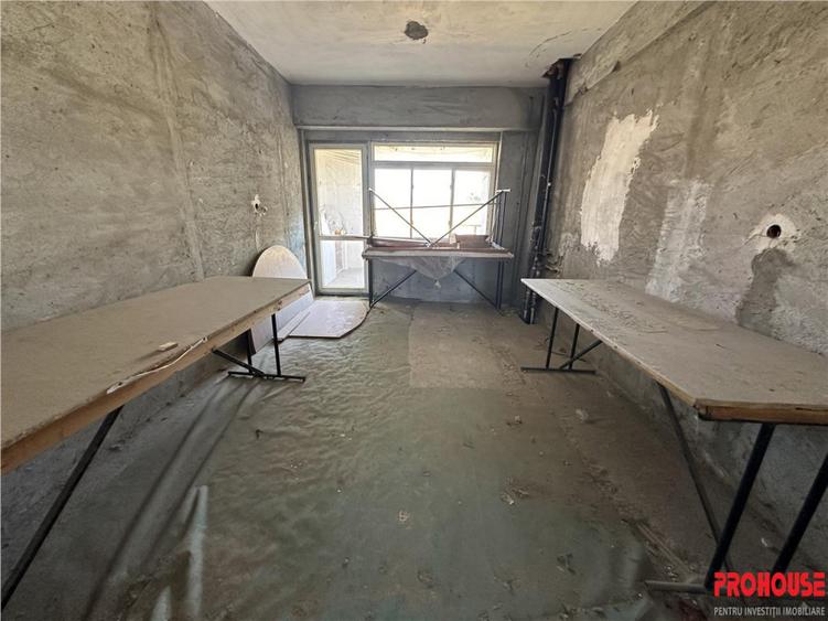 Apartament cu 5 camere decomandat în Sud