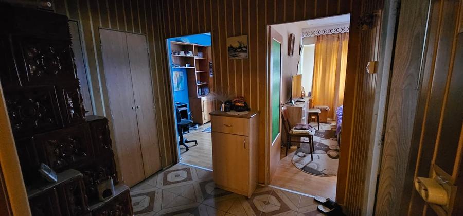 Apartament cu 3 camere decomandat, mobilat în Moinești