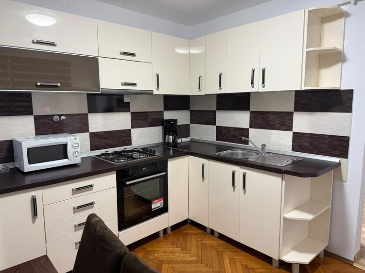 Apartament cu 3 camere decomandat, mobilat în Central