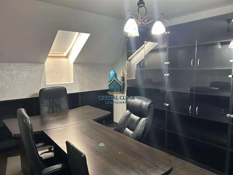 Casă individuală cu 13 camere cu Canalizare în Central