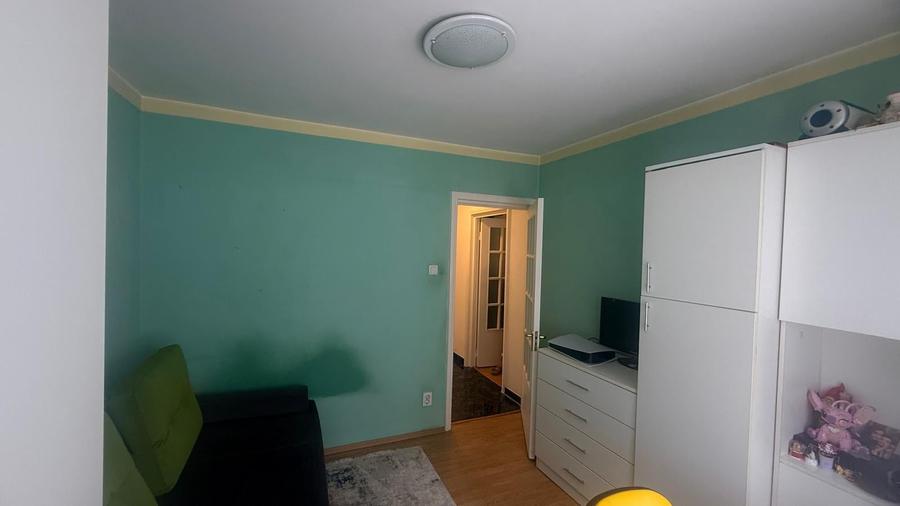 Apartament cu 3 camere semidecomandat în Ozana
