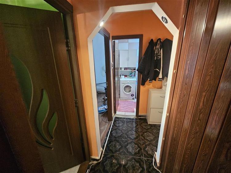 Apartament cu 3 camere decomandat, mobilat în Micro IV