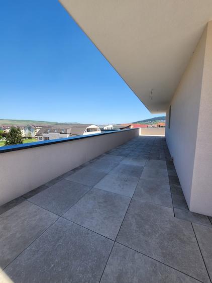 Penthouse cu 3 camere semidecomandat în Florești