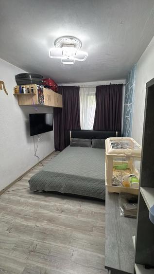 Apartament cu 3 camere semidecomandat în Ostroveni