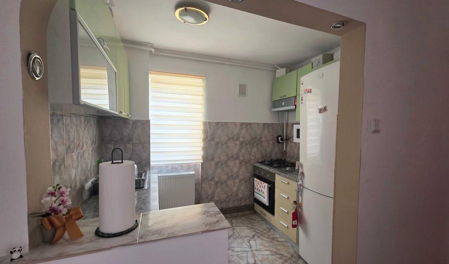 Apartament cu 3 camere decomandat în Exterior Vest