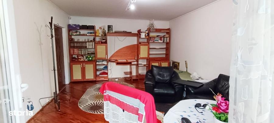 Apartament cu 3 camere decomandat în Județean