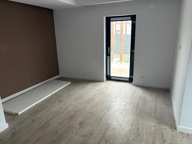 Duplex cu 4 camere cu Canalizare în Aninoasa