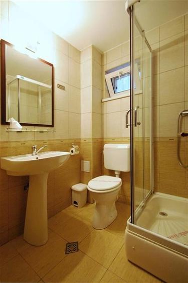 Casă individuală cu 10 camere cu Canalizare în 9 Mai