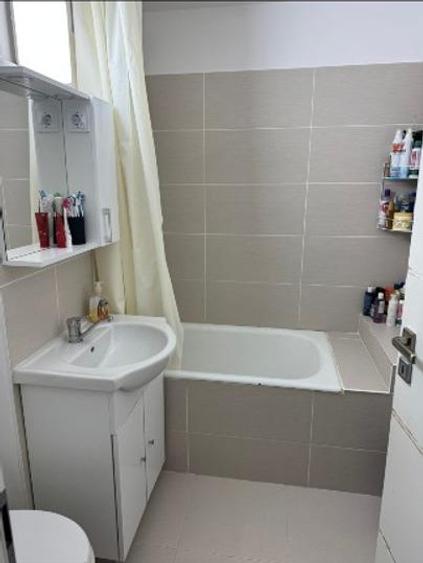 Apartament cu 4 camere decomandat în Lipovei