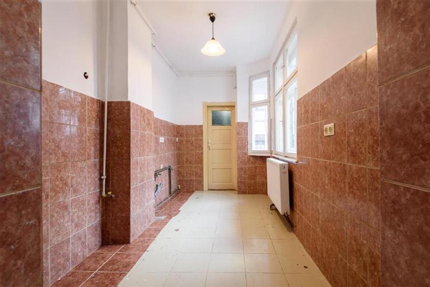 Casă individuală cu 5 camere cu Canalizare în Centrul Istoric