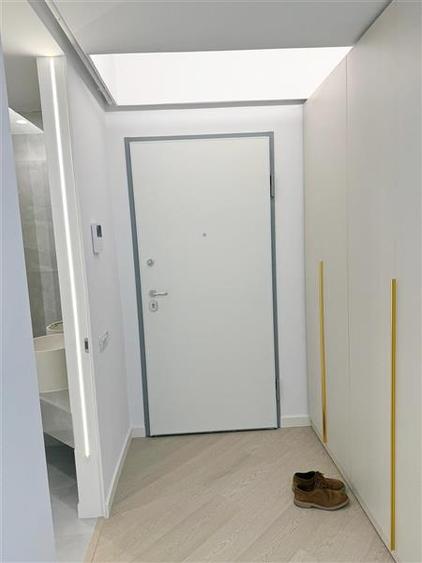 Apartament cu 3 camere semidecomandat, mobilat în Pipera
