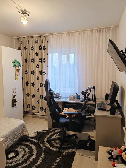 Apartament cu 3 camere semidecomandat în Micro 6