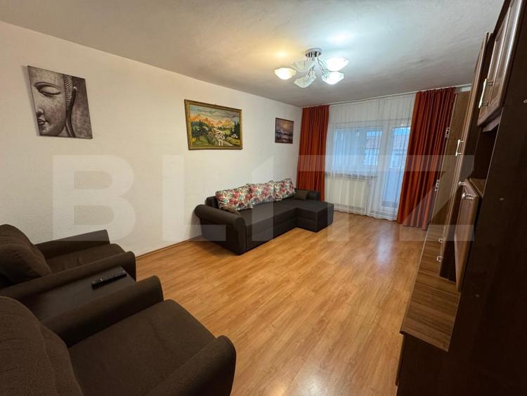 Apartament cu 3 camere decomandat, mobilat în Craiovița Nouă