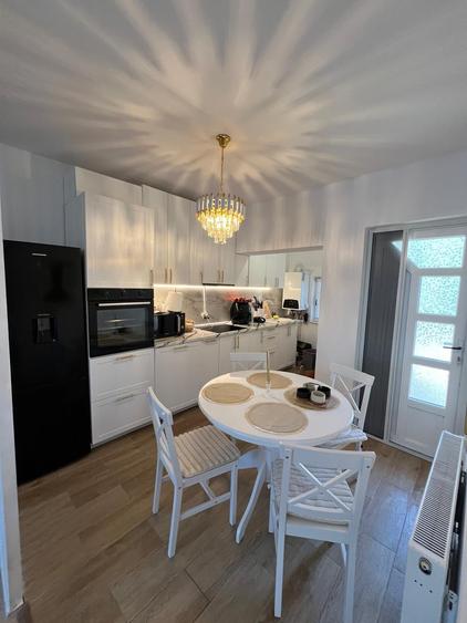 Casă individuală cu 4 camere cu Teren 220 Mp în Central