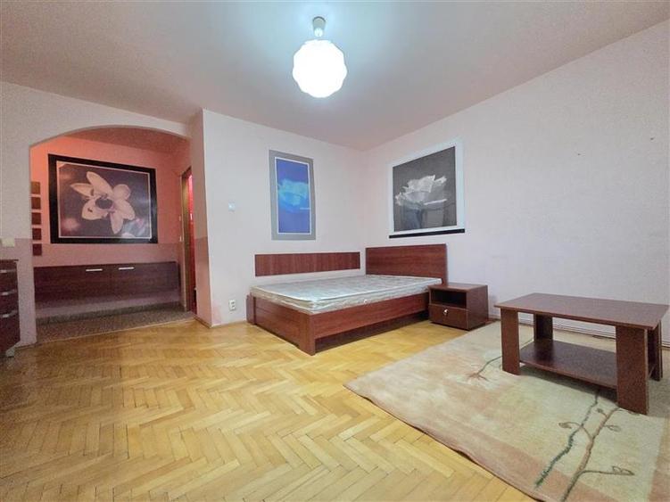 Garsoniera spatioasa de inchiriat str. De Mijloc - 16