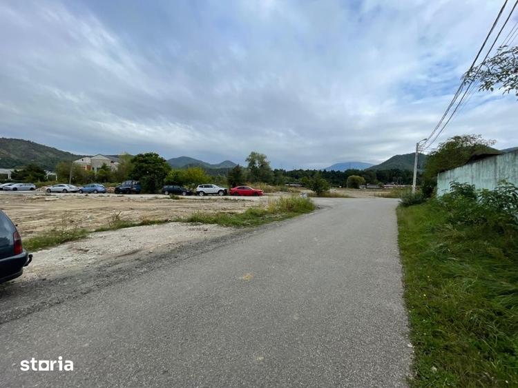 Teren de 7000 mp, în Est