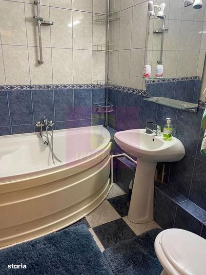 Apartament cu 4 camere semidecomandat în Tineretului