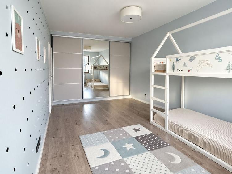 Apartament cu 3 camere semidecomandat, mobilat în Florești