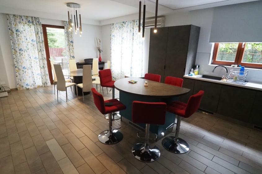 Duplex cu 6 camere cu Canalizare în Central