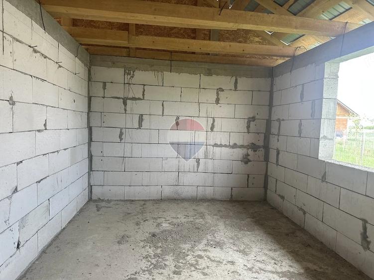 Casă cu 3 camere cu Teren 617 Mp în Slobozia (Roznov)