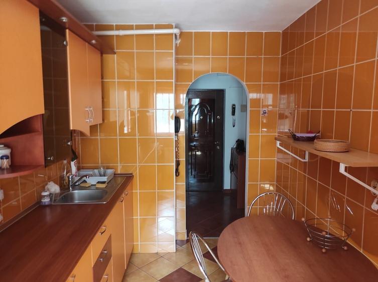 Apartament cu 3 camere semidecomandat în Titan