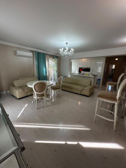 Penthouse cu 4 camere decomandat, mobilat în Băneasa