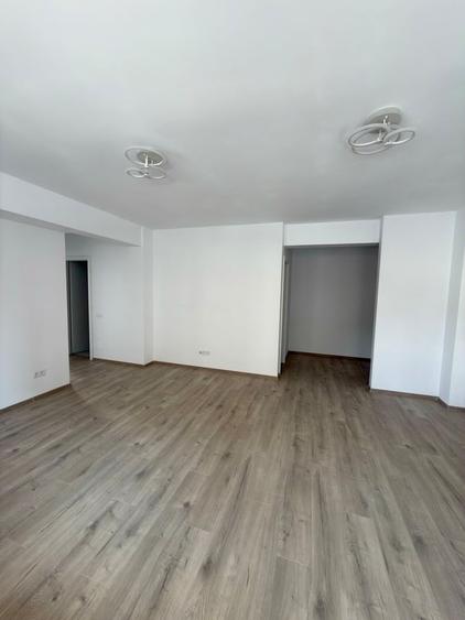 Apartament cu 5 camere semidecomandat în Central