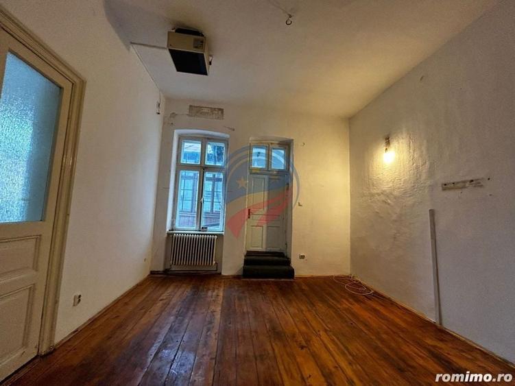 Casă cu 8 camere cu Teren 117 Mp în Ultracentral