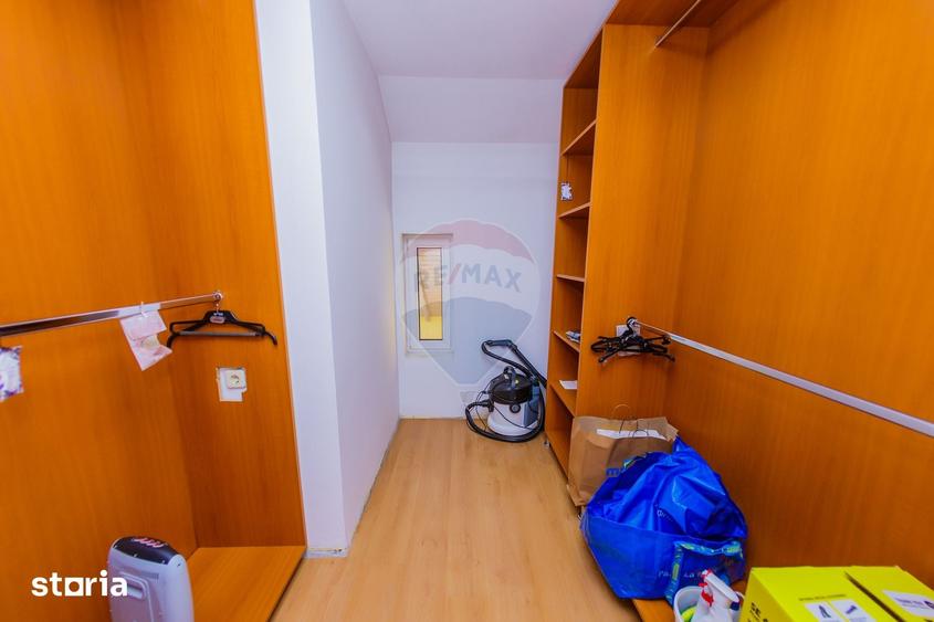 Casa cu 7 camere, 10 ari de vanzare la drumul principal cu 2 intrari - 9
