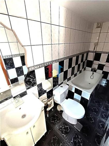 Casă individuală cu 5 camere cu Canalizare în Central