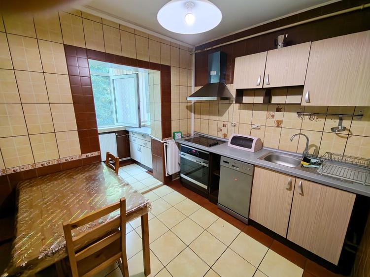 Apartament cu 3 camere decomandat în Popa Șapcă