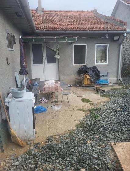 Casă cu 2 camere cu Teren 2000 Mp în Central