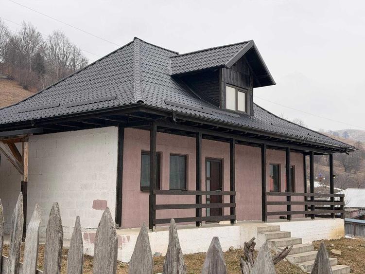 Casă cu 4 camere cu Canalizare în Crăcăoani