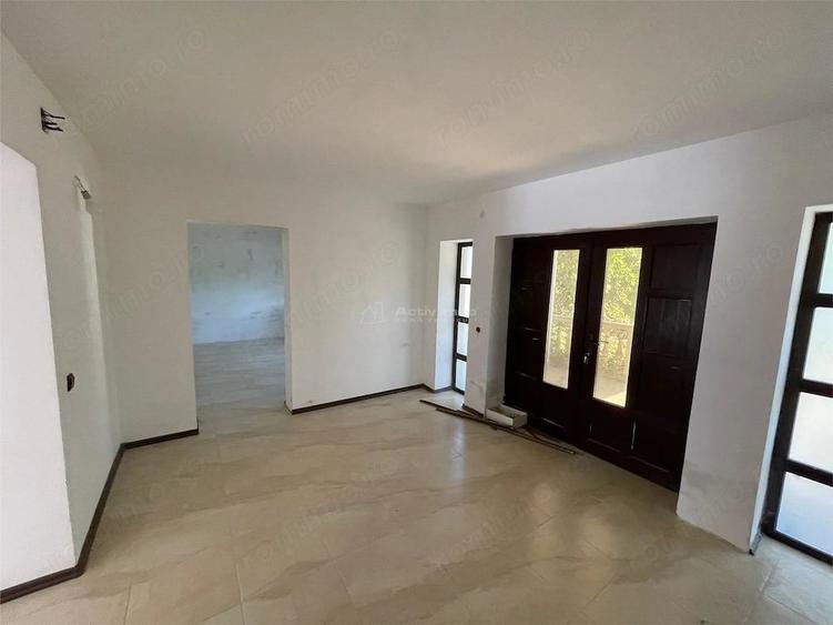 Casă cu 9 camere cu Teren 280 Mp în Petrești