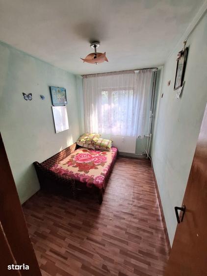 Apartament cu 3 camere semidecomandat în Calea București