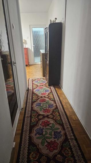 Apartament cu 3 camere semidecomandat în Craiovița Nouă