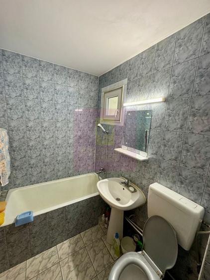 Apartament cu 3 camere semidecomandat în Berceni