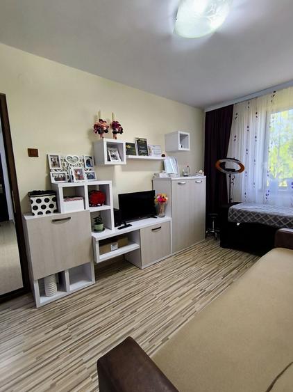 Apartament cu 3 camere semidecomandat în Central