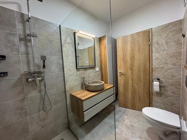 Apartament cu 3 camere semidecomandat, mobilat în Semicentral
