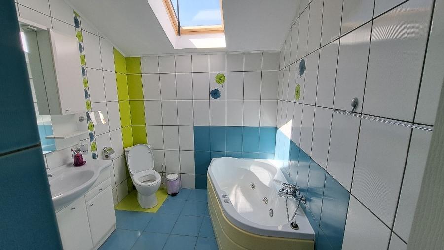 Casă individuală cu 5 camere cu Canalizare în 1 Decembrie