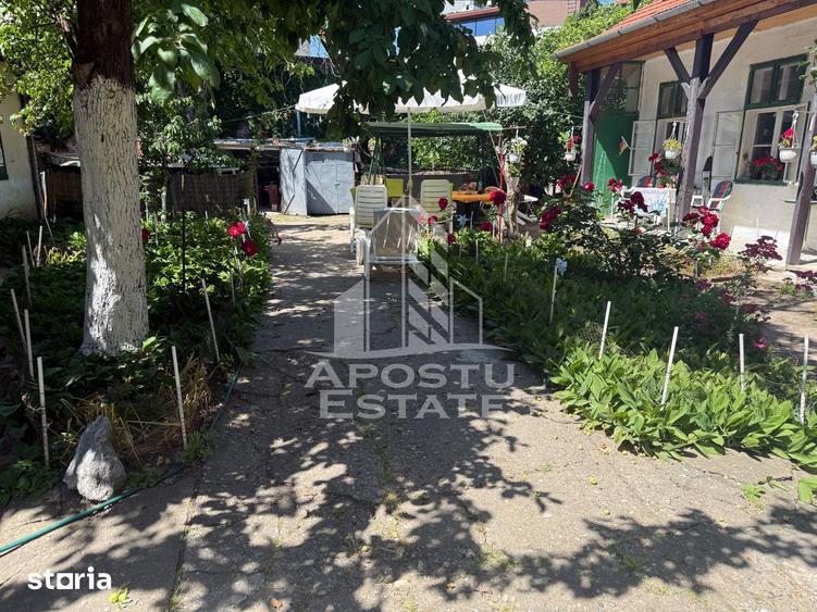 Casă cu 7 camere cu Teren 929 Mp în Central