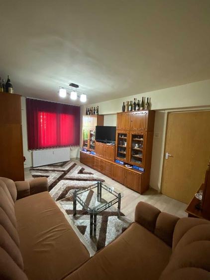 Apartament cu 3 camere decomandat în Tudor