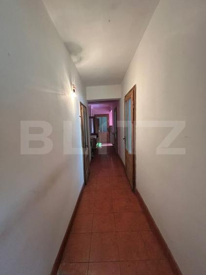 Casă individuală cu 10 camere cu Canalizare în Central