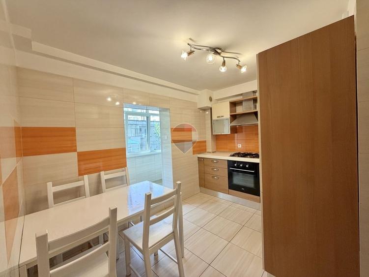 Apartament cu 3 camere decomandat, mobilat în Uverturii