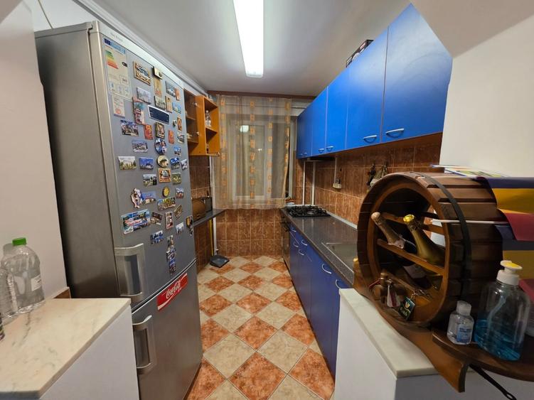 Apartament cu 3 camere semidecomandat, mobilat în Titan