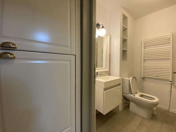 Apartament cu 3 camere semidecomandat în Kiseleff