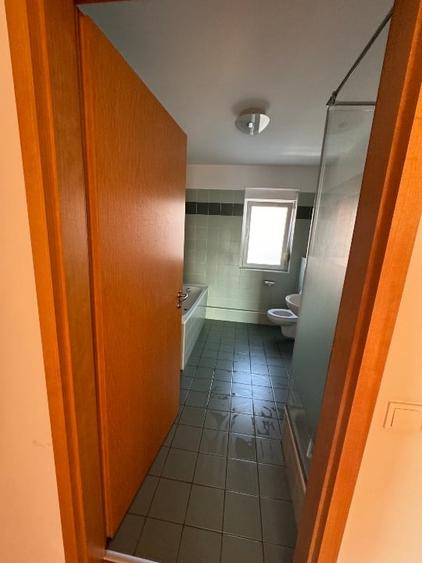 Apartament cu 3 camere semidecomandat, mobilat în Central