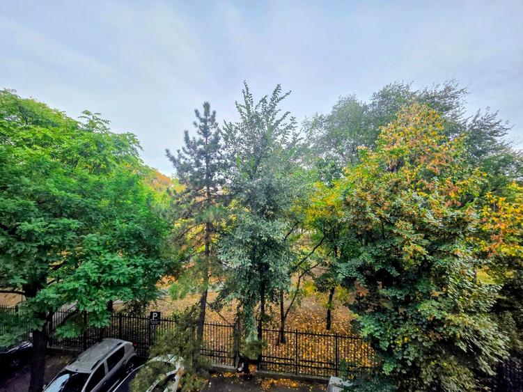 Apartament cu 4 camere decomandat în Doamna Ghica