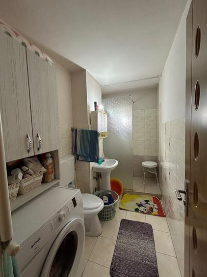 Apartament cu 3 camere semidecomandat, mobilat în Lipovei